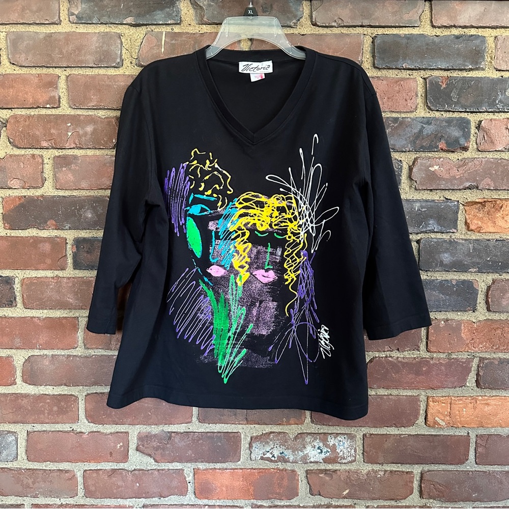 VICTORIA | Signed Pullover Top Graphic 3/4 Sleeve V-Neck XL